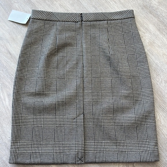 New with tags. H&M skirt. Size 6 - Picture 2 of 4